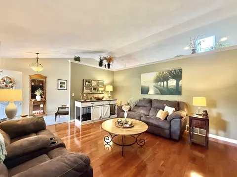Living - 5106 Monarch Cir, Beloit, WI 53511 photo 2 of 7
