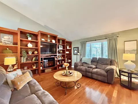 Living - 5106 Monarch Cir, Beloit, WI 53511 photo 1 of 7