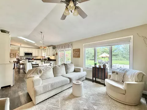 Living - 5106 Monarch Cir, Beloit, WI 53511 photo 5 of 7