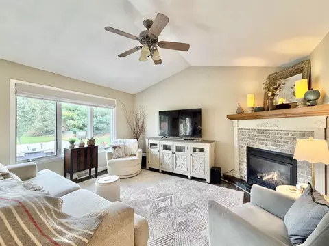 Living - 5106 Monarch Cir, Beloit, WI 53511 photo 3 of 7