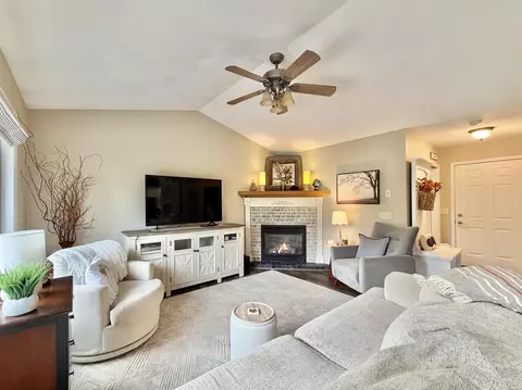 Living - 5106 Monarch Cir, Beloit, WI 53511 photo 4 of 7
