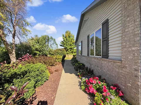 Exterior - 5106 Monarch Cir, Beloit, WI 53511 photo 8 of 10