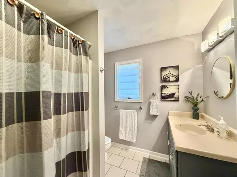 Bath - 5106 Monarch Cir, Beloit, WI 53511 photo 3 of 4