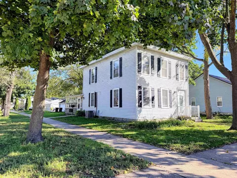 158 N Wacouta Ave, Prairie Du Chien, WI 53821