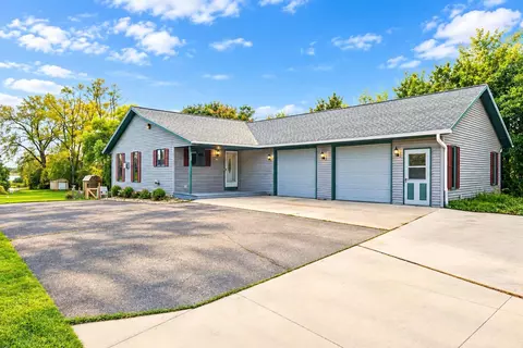 727 E Clay St, Whitewater, WI 53190