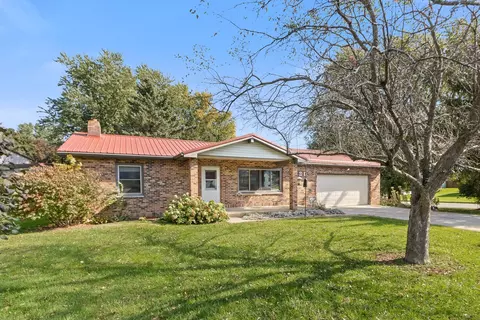 301 Scott Rd, Mount Horeb, WI 53572