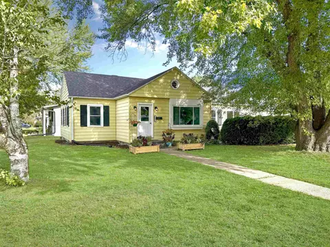903 E Webster St, Prairie Du Chien, WI 53821