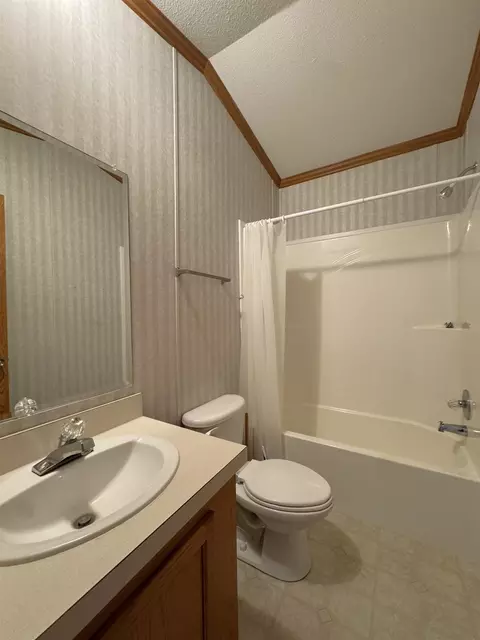 Bath - 2208 Edgeview Dr, Monroe, WI 53566 photo 2 of 2