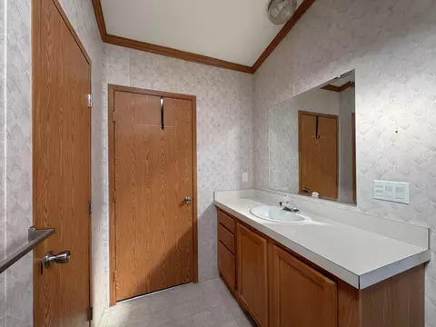 Bath - 2208 Edgeview Dr, Monroe, WI 53566 photo 1 of 2