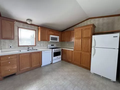 Kitchen - 2208 Edgeview Dr, Monroe, WI 53566 photo 3 of 4
