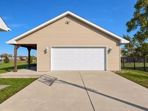 Exterior - 1011 E Whippoorwill Way, Beloit, WI 53511 photo 5 of 6