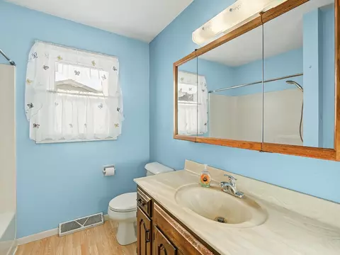 Bath - 106 25th Ave #B, Monroe, WI 53566 photo 2 of 4