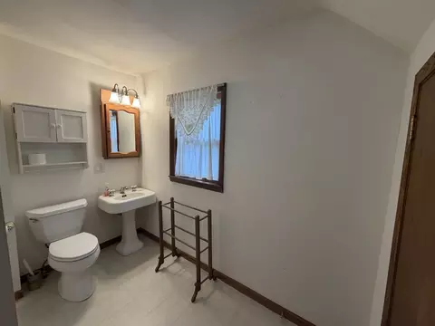 Bath - 32413243 S Riverside Dr, Beloit, WI 53511 photo 2 of 4
