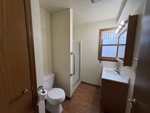 Bath - 32413243 S Riverside Dr, Beloit, WI 53511 photo 1 of 4