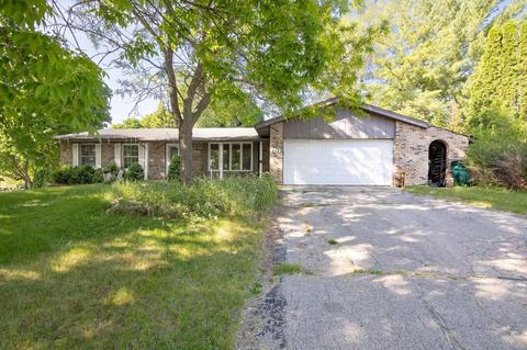 444 Raintree Dr, Fort Atkinson, WI 53538
