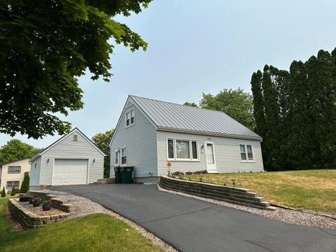 424 Oak Ridge Ct, Fort Atkinson, WI 53538