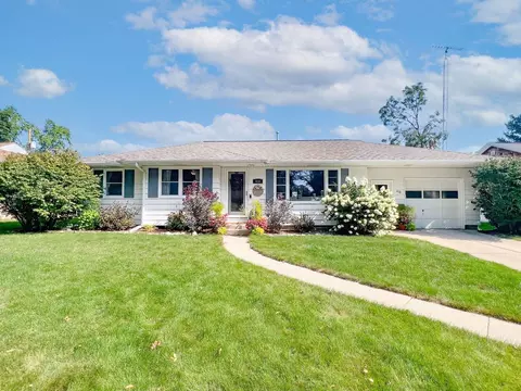 410 Hillcrest Dr, Fort Atkinson, WI 53538