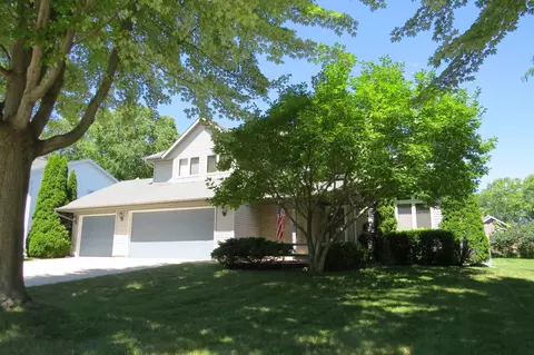 706 Oakwood Ln, Watertown, WI 53094