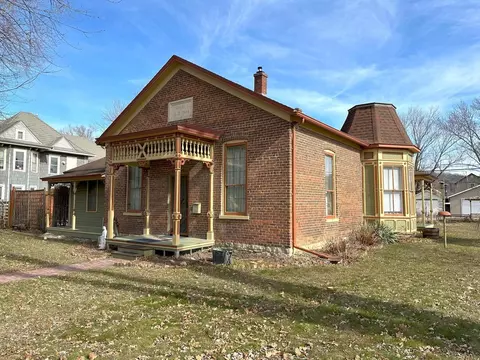 202 N Wacouta Ave, Prairie Du Chien, WI 53821