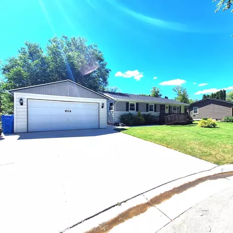 904 Edgewater Ct, Watertown, WI 53098