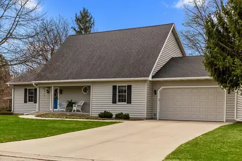 301 W Oak Ln, Elkhorn, WI 53121