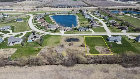 382 N Country Ln, Fond Du Lac, WI 54935
