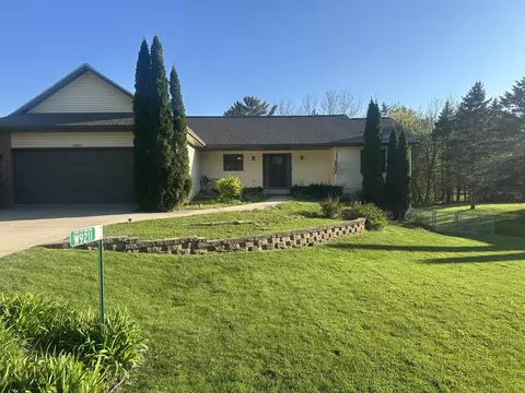 w9211 Red Feather Drive, Cambridge, WI 53523