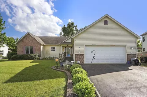 30 W Sedgemeadow St, Elkhorn, WI 53121