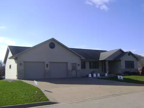 121 Dell, La Crescent, MN 55947 photo 1