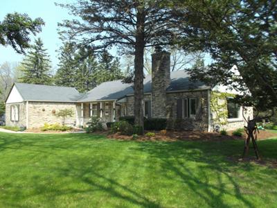 707 E Juniper Ln, Fox Point, WI 53217 photo 1