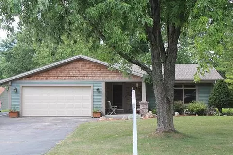 1427 Tomac, Hubertus, WI 53033 photo 1