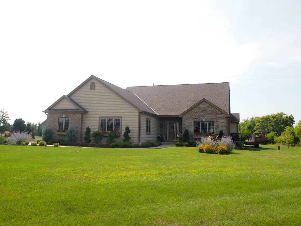 923 Burr Oak Ln, Oconomowoc, WI 53066 photo 1