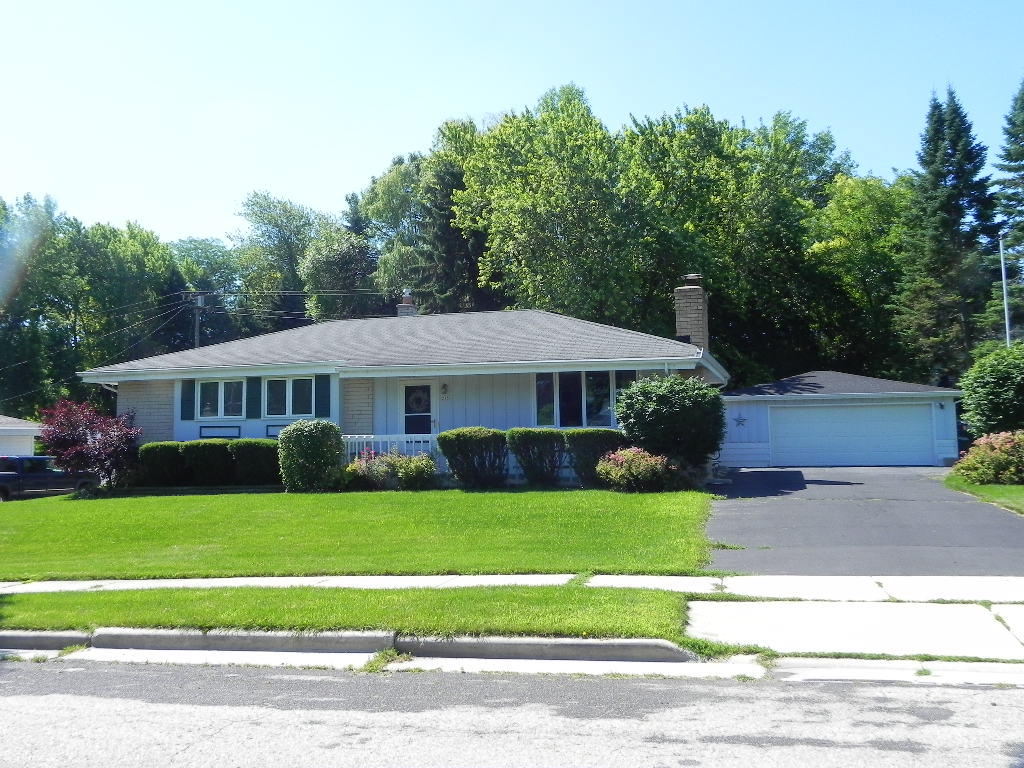 215 Highland Dr, Grafton, WI 53024 photo 1