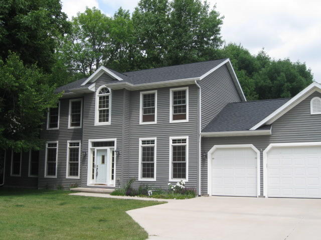 2127 Hunters Ridge Ct, Manitowoc, WI 54220 photo 1