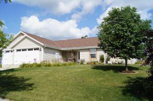 1550 Cardinal Dr, Hartford, WI 53027 photo 1