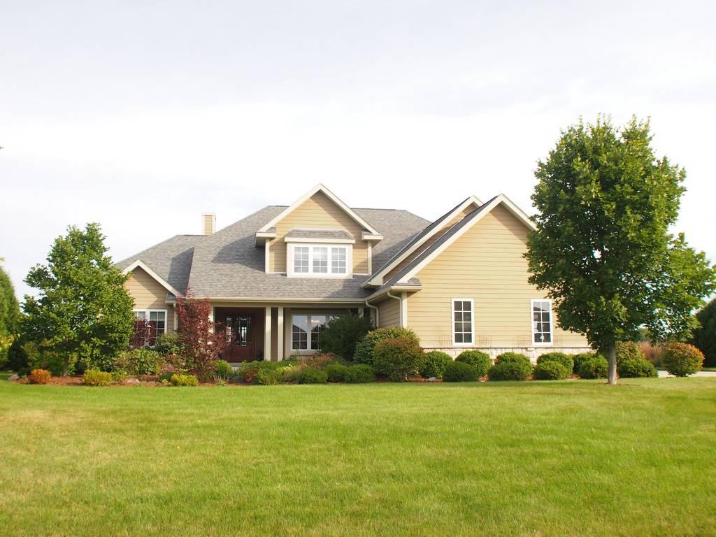 412 Island View Ct, Dousman, WI 53118 photo 1