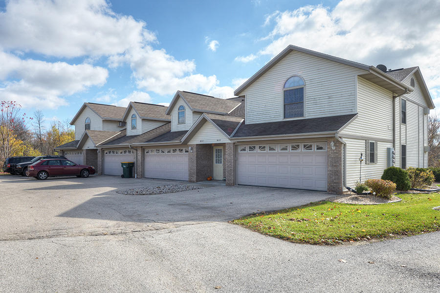 1607 Goldenrod Cir, West Bend, WI 53095 photo 1