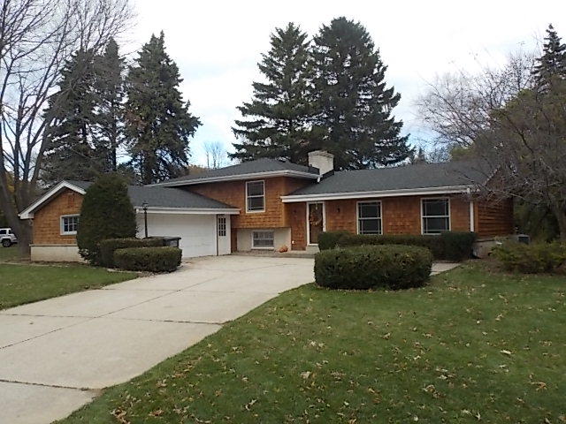 230 Old Pine Cir, Racine, WI 53402 photo 1