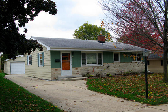 910 Sunset Dr, West Bend, WI 53095 photo 1