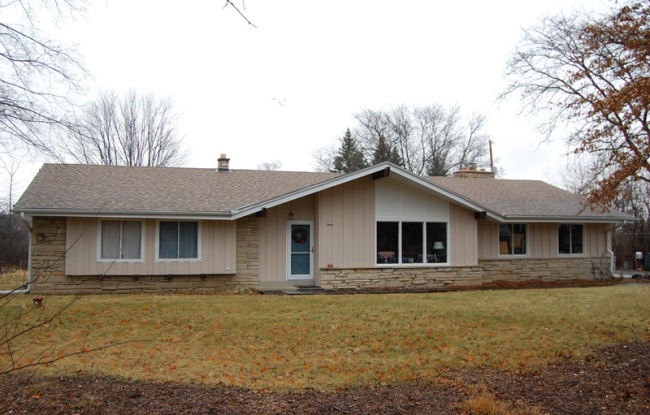 9500 W Thorncrest Dr, Franklin, WI 53132 photo 1
