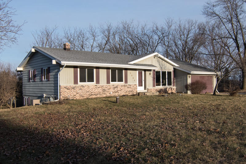5585 S Oxford Dr, New Berlin, WI 53146 photo 1