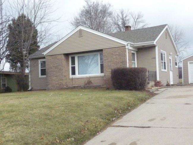 3330 Rapids Dr, Racine, WI 53404 photo 1