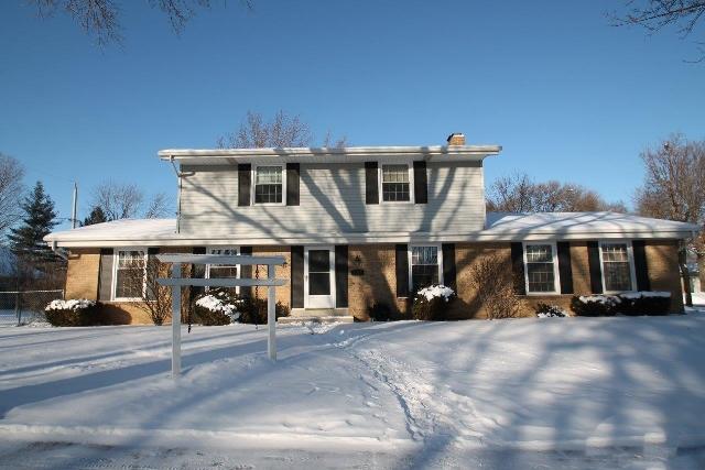 1108 Hemlock Ln, Waukesha, WI 53189 photo 1