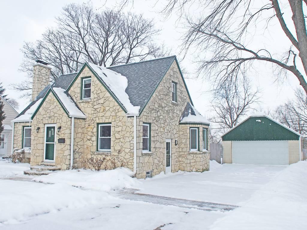 1340 Hillside Dr, Waukesha, WI 53186 photo 1