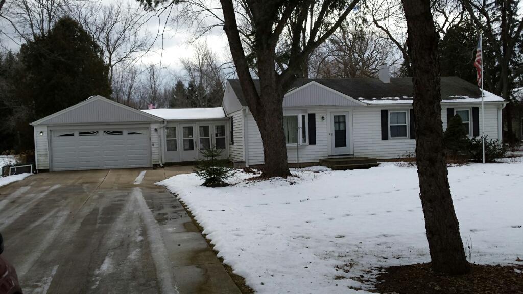 1711 W Fiesta Ln, Mequon, WI 53092 photo 1