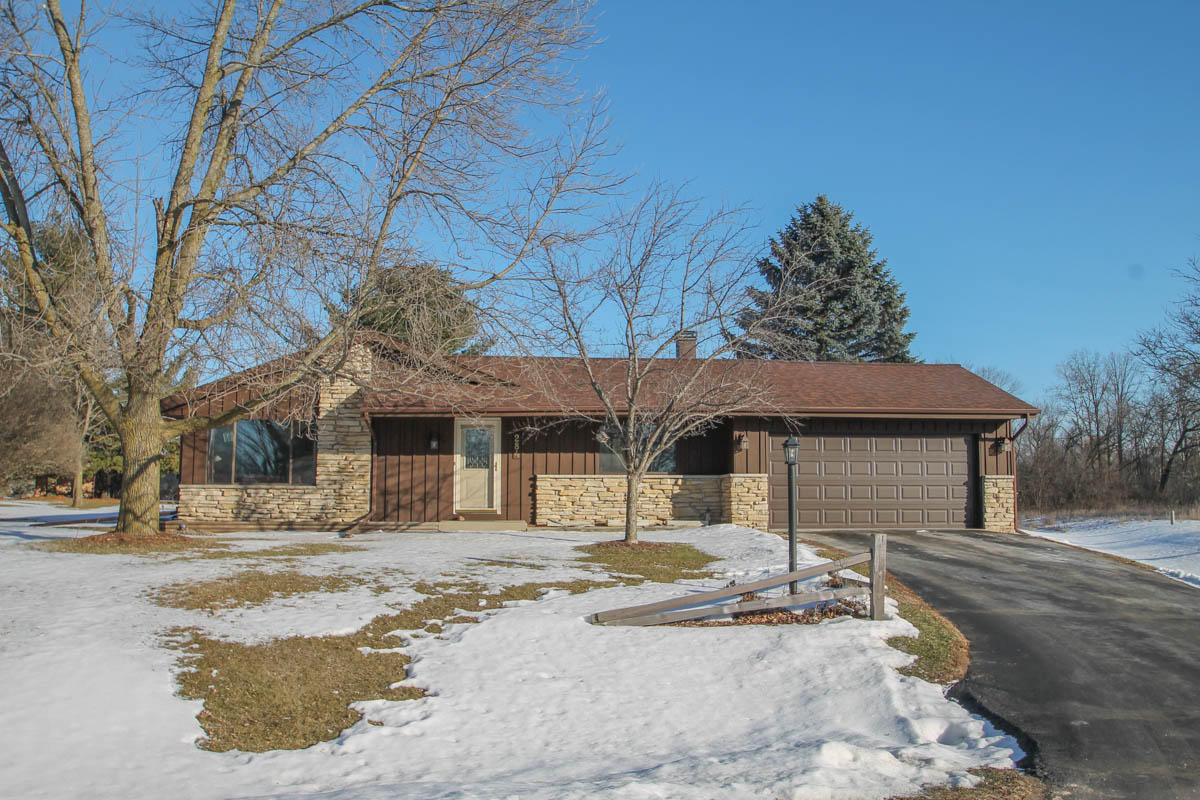 284 S Beaver Ct, Oconomowoc, WI 53066 photo 1