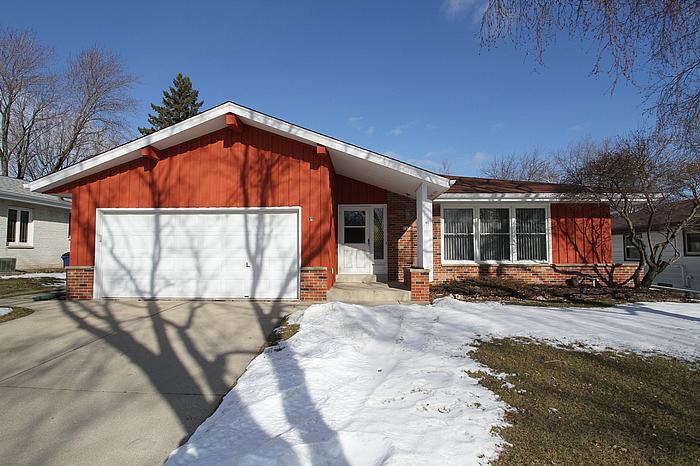 2230 E Spruce Ct, Oak Creek, WI 53154 photo 1