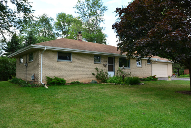 1371 Falls Rd, Grafton, WI 53024 photo 1