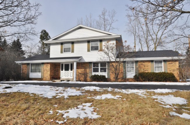 520 Crescent Ln, Mequon, WI 53092 photo 1