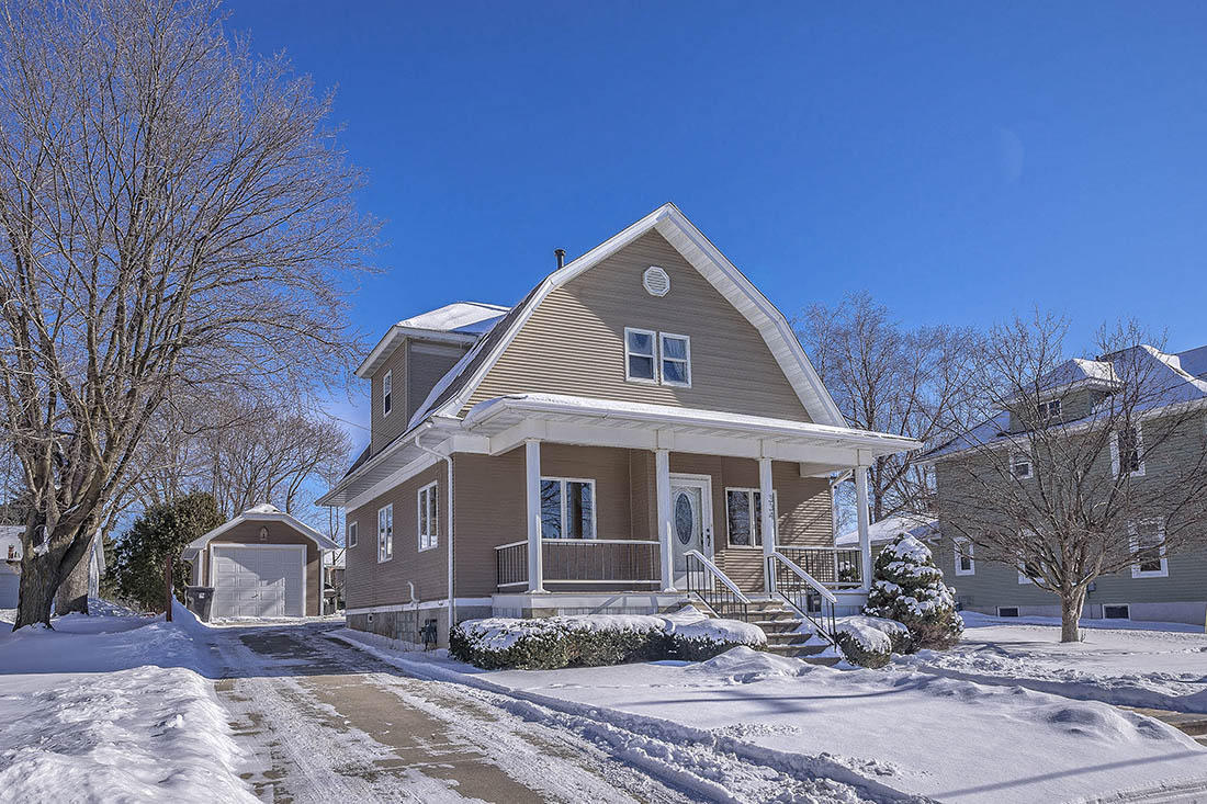 334 S John St, Mayville, WI 53050 photo 1